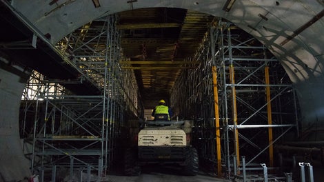 Непрекъснат трафик през подпорното скеле, дори по време на бетонирането на плочата