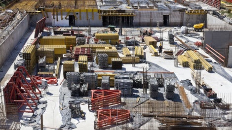 Projekt pozostáva z dvoch objektov, pričom jeden z nich má 10NP a druhý 5NP. Každý objekt má v podzemí parkovací dom pre 111 bytov vo vyššej budove a v nižšej budove pre 22 bytov.