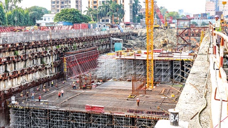 On account of the subterranean position up against the ground earth, it was not possible to use end-to-end formwork ties when concreting the retaining walls. For this reason, a single-sided formwork solution was required.