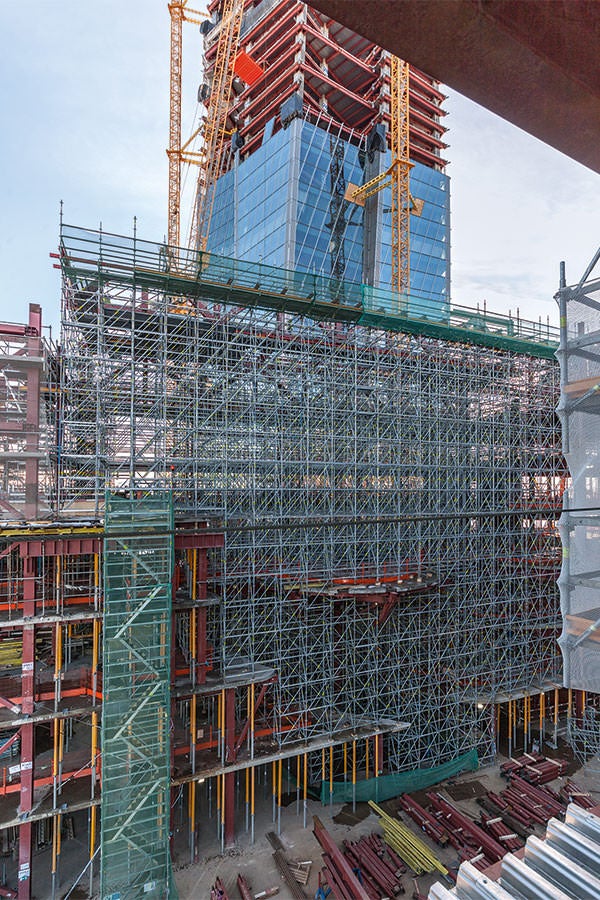 派利还为该多功能建筑物内部提供不同的支架方案。使用模块化的PERI UP Flex系统，能够在高空中可靠地传递极高的荷载。