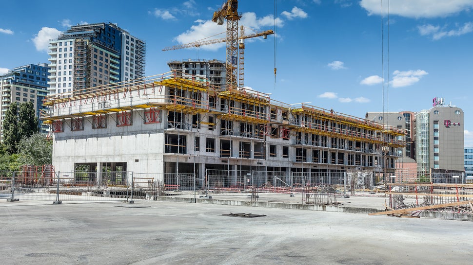 Rezidenčný projekt tvoria ucelené bloky viacpodlažných bytových domov s 2 PP a 6 NP, ktoré sú navzájom variabilne a výškovo prispôsobené. V krajnej časti sa nachádza najvyššia časť projektu so 16 NP. 