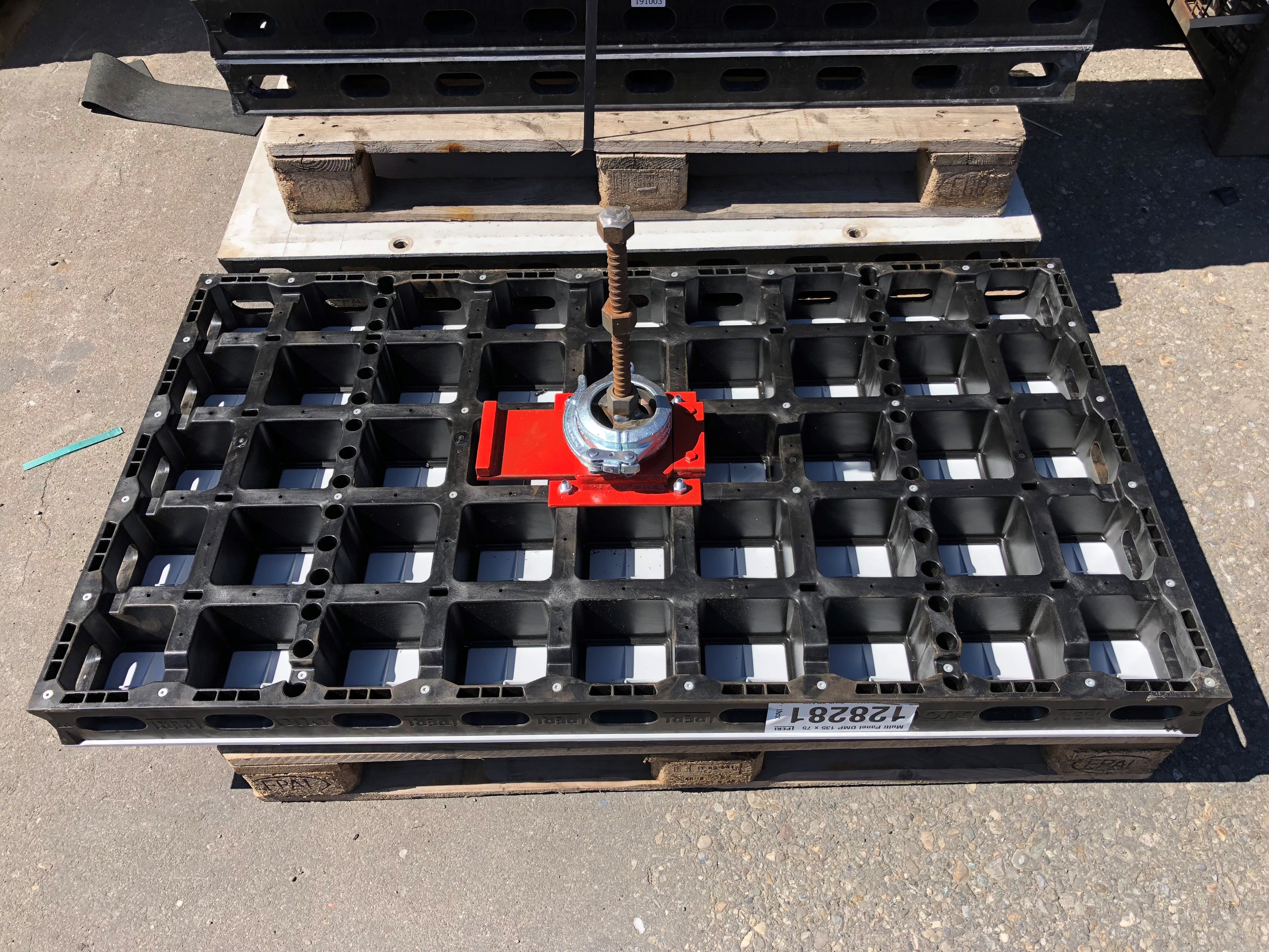 Das DUO Paneel mit Betonpumpenanschluss hat eine Paneelgrösse von 135 x 75 cm und ist ideal für effizientes Betonieren mit direktem Pumpenanschluss. Es verfügt über einen Anschluss für den Sanierschlauch sowie eine 3-Zoll-Schalenkupplung für den reibungslosen Materialfluss. Beim Einsatz ist ein Entlüften bei bestehender Decke entweder oben oder über die Stirnschalung erforderlich – dies erfolgt bauseits.