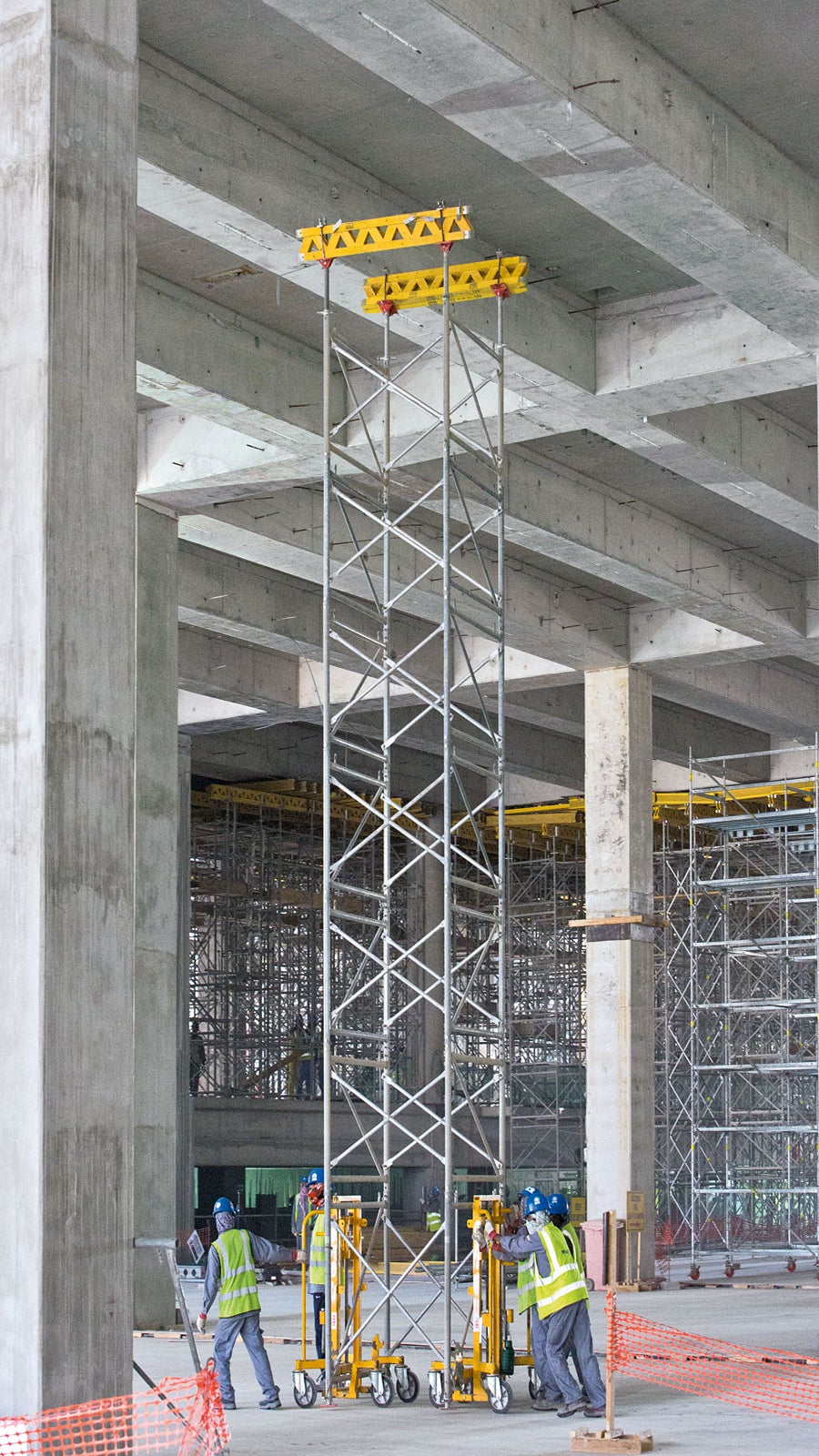 使用台模升降机和转运车，能够徒手转运由PD 8系统组成的台模，快速、简单，显著降低吊车的使用量。