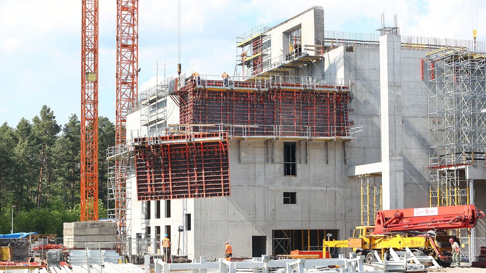 Deskowanie TRIO z nową sklejką standardowo uzupełnione o podesty i pomosty TRP.