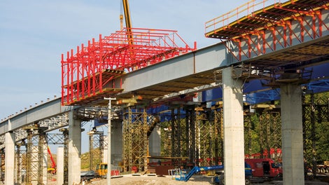 VARIOKIT劲性混凝土模板台车由3个主要部分组成: 模板单元、横向片状结构，以及两个长度方向安装的桁架结构。