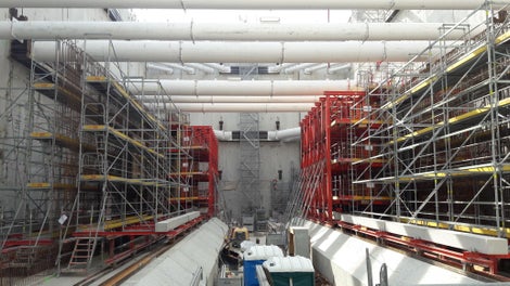 La Gare des Ardoines à Vitry-sur-Seine : réalisation des voiles intérieurs en béton architectonique sur portique roulant.