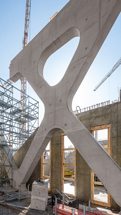 I přes filigránský vzhled vzbuzující dojem otevřeného prostoru podpírá tři horní podlaží 10 m vysoká a 250 m dlouhá vazba příhradových nosníků.