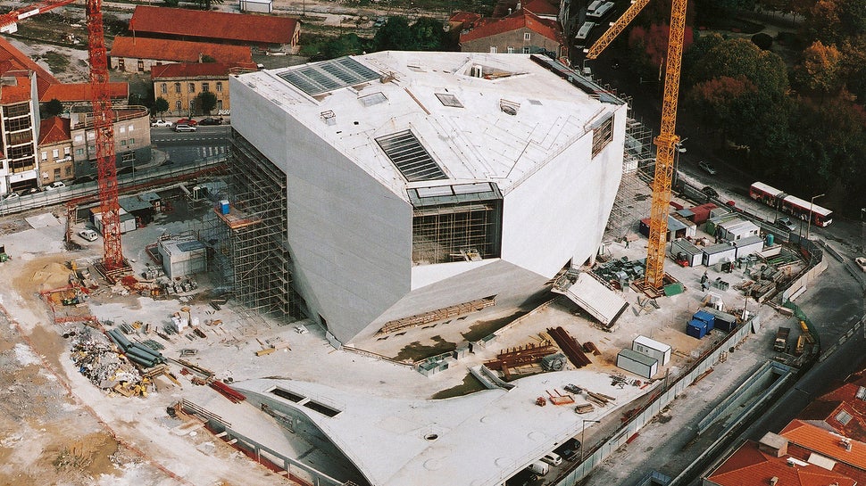 Built to coincide with “Porto 2001 – European Culture Capital”, the concert hall is pictured here after structural work had been completed.