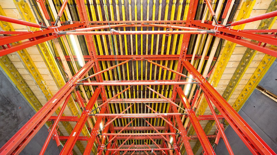 Forskallingsvognen er konstrueret med en gennemkørselsåbning uden forhindringer, så lastbiler og maskiner til enhver tid kan køre igennem. En absolut nødvendighed pga. af de snævre arbejdsforhold på byggepladsen. 