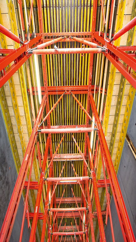 Forskallingsvognen er konstrueret med en gennemkørselsåbning uden forhindringer, så lastbiler og maskiner til enhver tid kan køre igennem. En absolut nødvendighed pga. af de snævre arbejdsforhold på byggepladsen. 