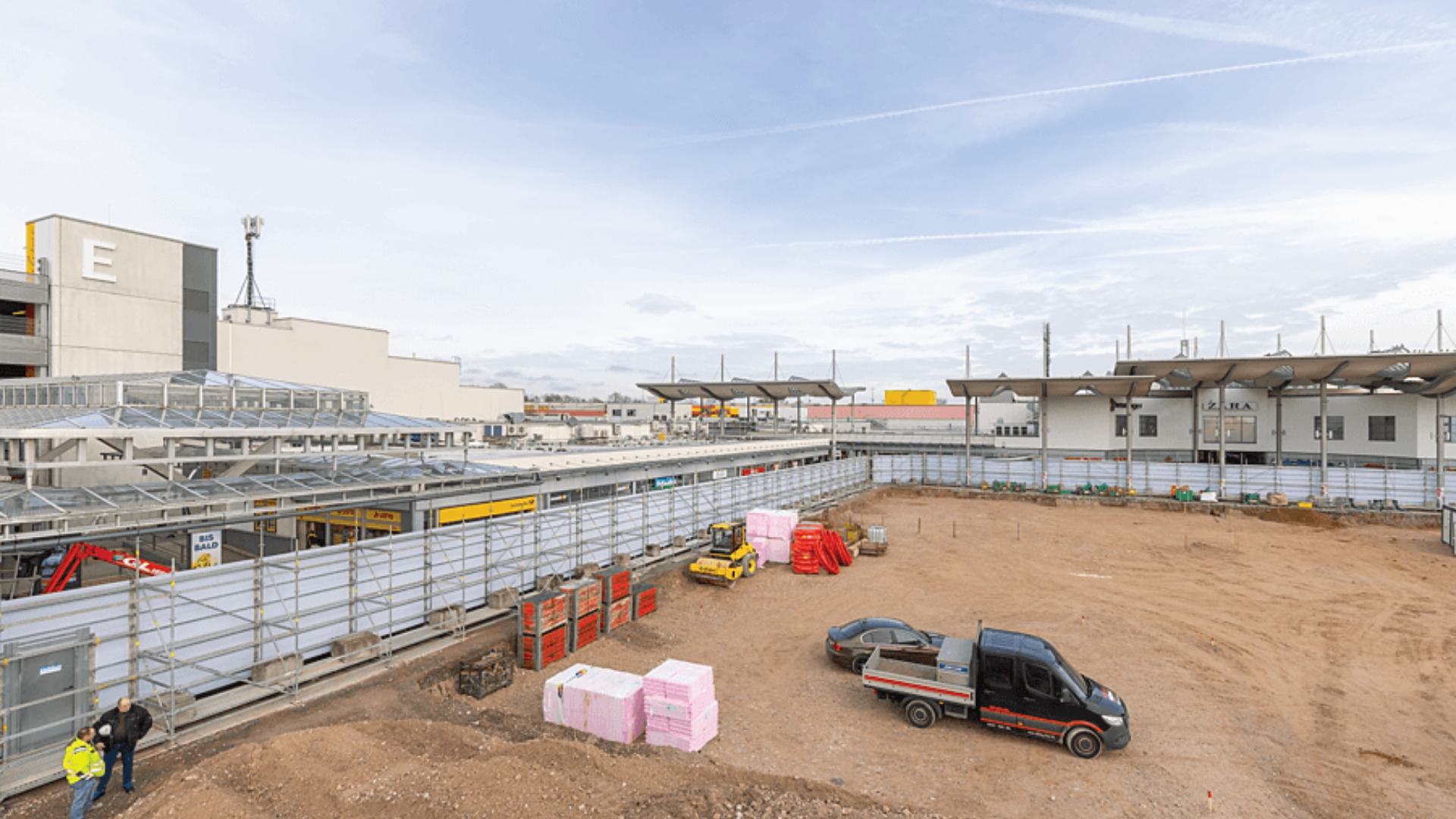 En plus de protéger l'équipe de chantier des regards et des intempéries, les panneaux qui se chevauchent assurent une protection accrue contre les effractions et les vols. De plus, ils sont difficilement inflammables et conviennent donc parfaitement à l'environnement des chantiers.