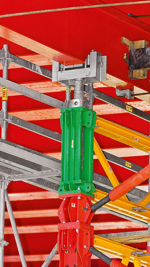 The VST 100 head spindle allowed hydraulic lowering and lifting of up to 300 mm while under full load.