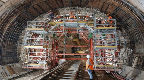 Galerie Gambetta du tunnel EOLE au CNIT, La Défense : des consoles SCS et coffrages TRIO ont permis de réaliser les radiers dans la gare du CNIT, alors que des étaiements en PERI UP et des systèmes VARIOKIT ont aidé à la réalisation des voûtes. (Photo : PERI France)<br/>