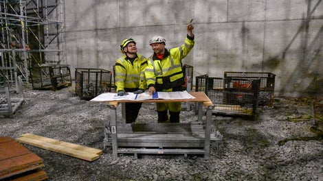 Monteringsbas Pawel i dialog med vår formann Bård