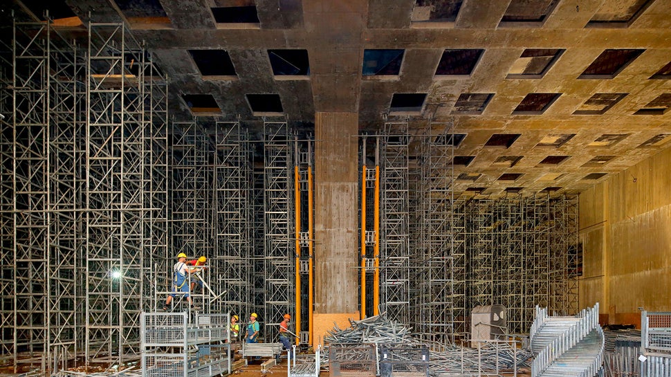 Hala Wystawy Stałej podczas rozdeskowywania stropu o pow. 1350 mkw. Podparcie wykonane w systemie wież ST 100 z użyciem ok. 11500 ram stosu.<br/>