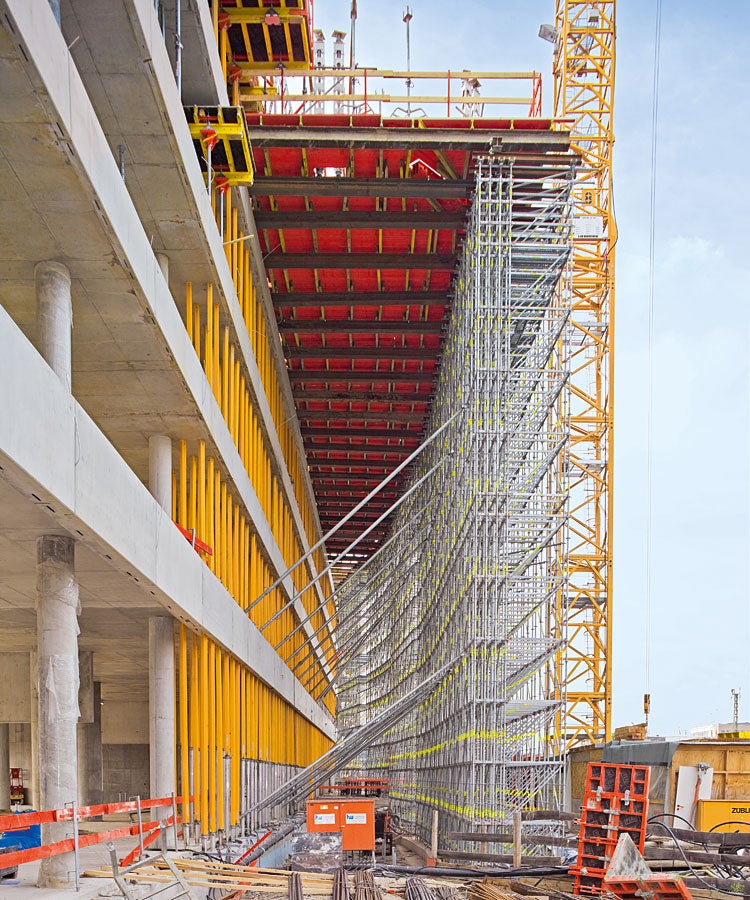 这座93米高的高层建筑在铁路方向由外挑7米的悬臂结构，使用PERI UP脚手架系统在为其搭建了50米的长、18米高的承载结构。