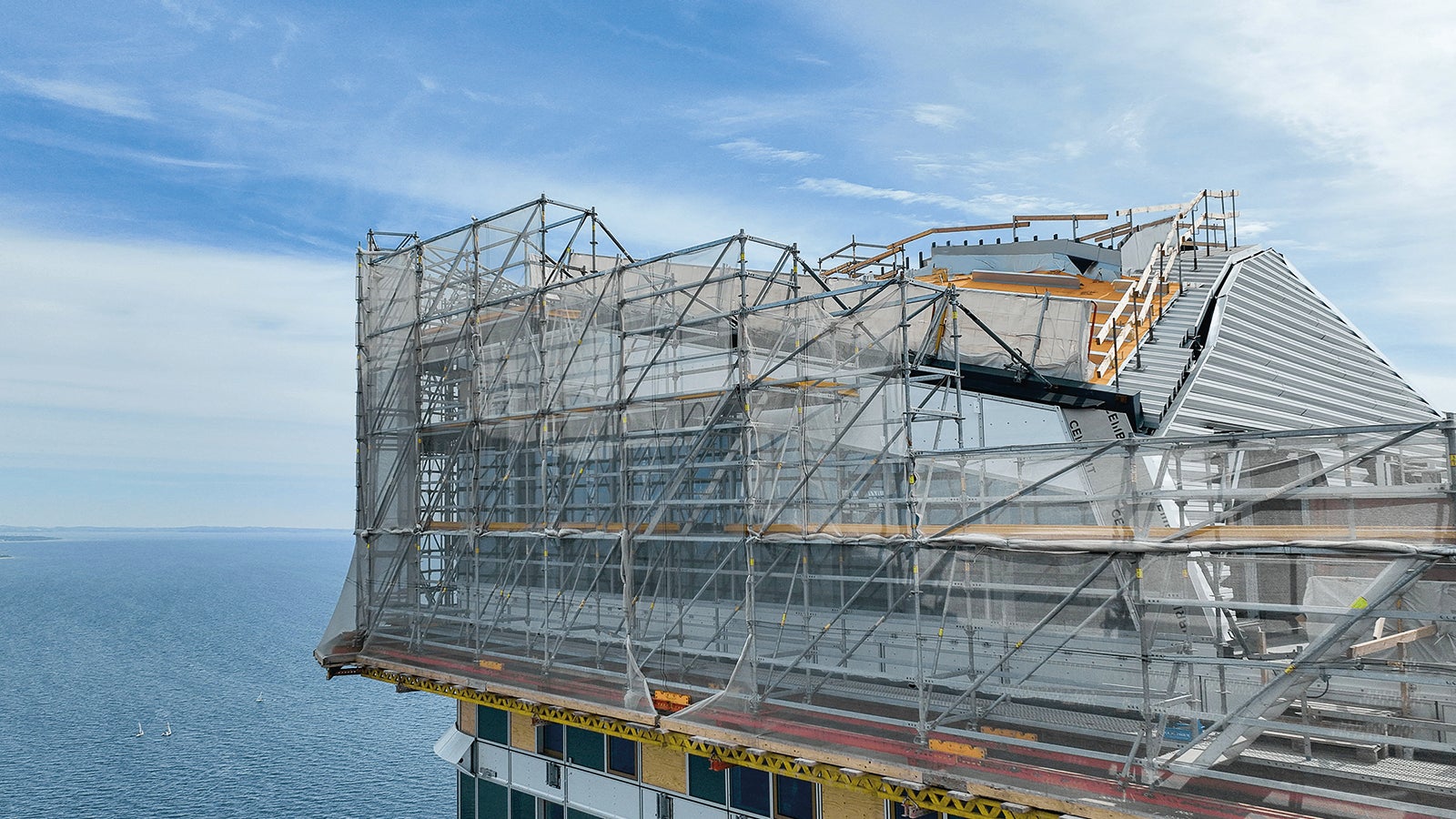 A fine-mesh net was installed to ensure the safety of both the workmen and the people on the street some 140 metres below the scaffolding.