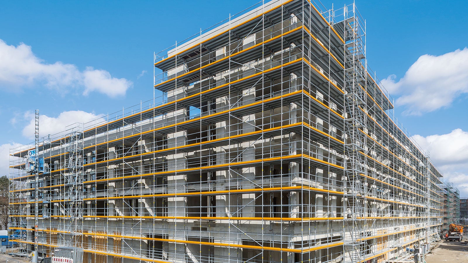 Insgesamt dienen knapp 10.000 m² PERI UP Easy Fassadengerüst zur sicheren Ausführung der Fassaden- und Klinkerarbeiten. Die Arbeitshöhen betragen an den Gebäudeaußenseiten bis zu 22 m.