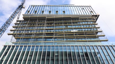 Леката система фасадно скеле PERI UP Easy улеснява работата на височина