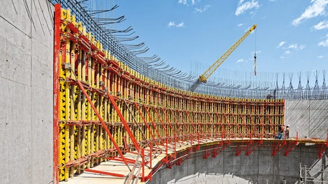 RUNDFLEX模块可通过螺杆调整浇筑半径。即使半径不断变化的建筑结构，也可快速调整。