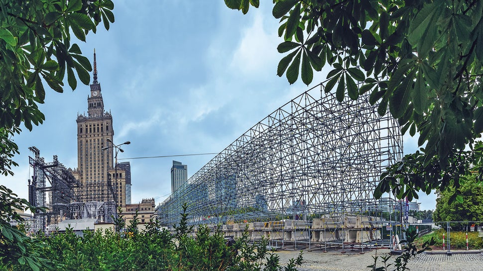 W ścisłym centrum Warszawy na terenie 120 tys. m kw. powstała największa Strefa Kibica w Europie.