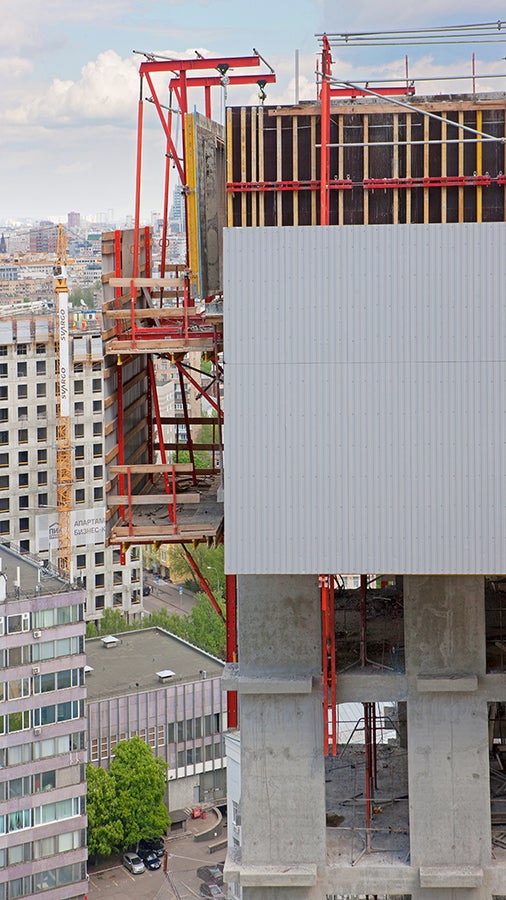 Опалубка внутренних и наружных стен подвешена на G-консоли системы RCS и поднимается на следующий этаж при помощи гидравлики. При этом внутренняя и наружная опалубка отводится для очистки и работ по армированию.