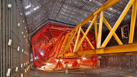 隧道内模板在针形梁上通过液压系统进入钢筋笼。