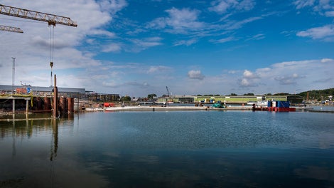 Första tunnelementet Tina ligger utanför torrdockan