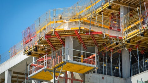 Pomosty narożne PERI FB tam gdzie słupy narożne wymagały w pełni bezpiecznego ich wykonania.