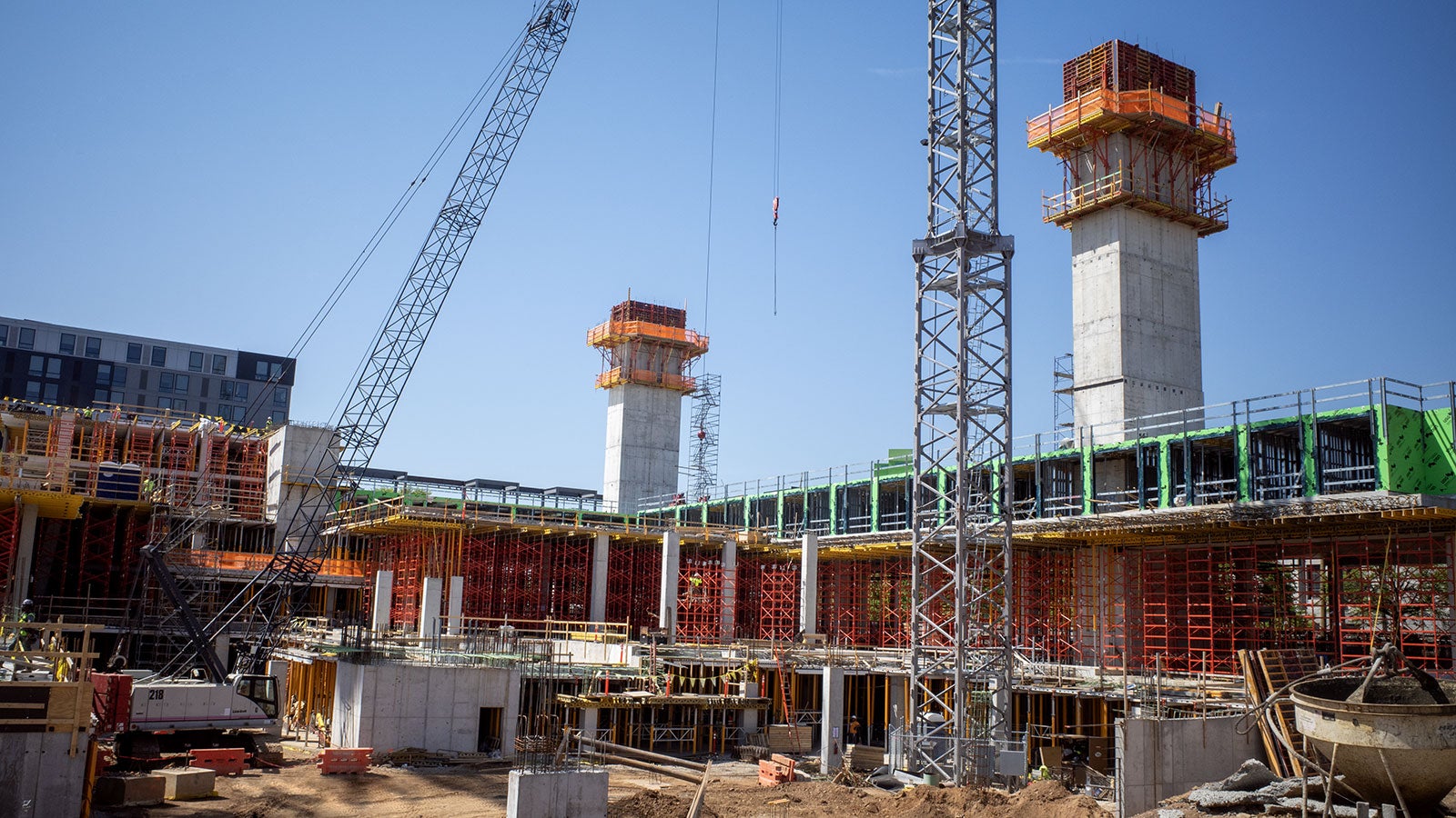 Site view of Level 3 pour, with multiple cores climbing simultaneously.