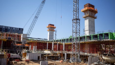 Site view of Level 3 pour, with multiple cores climbing simultaneously.