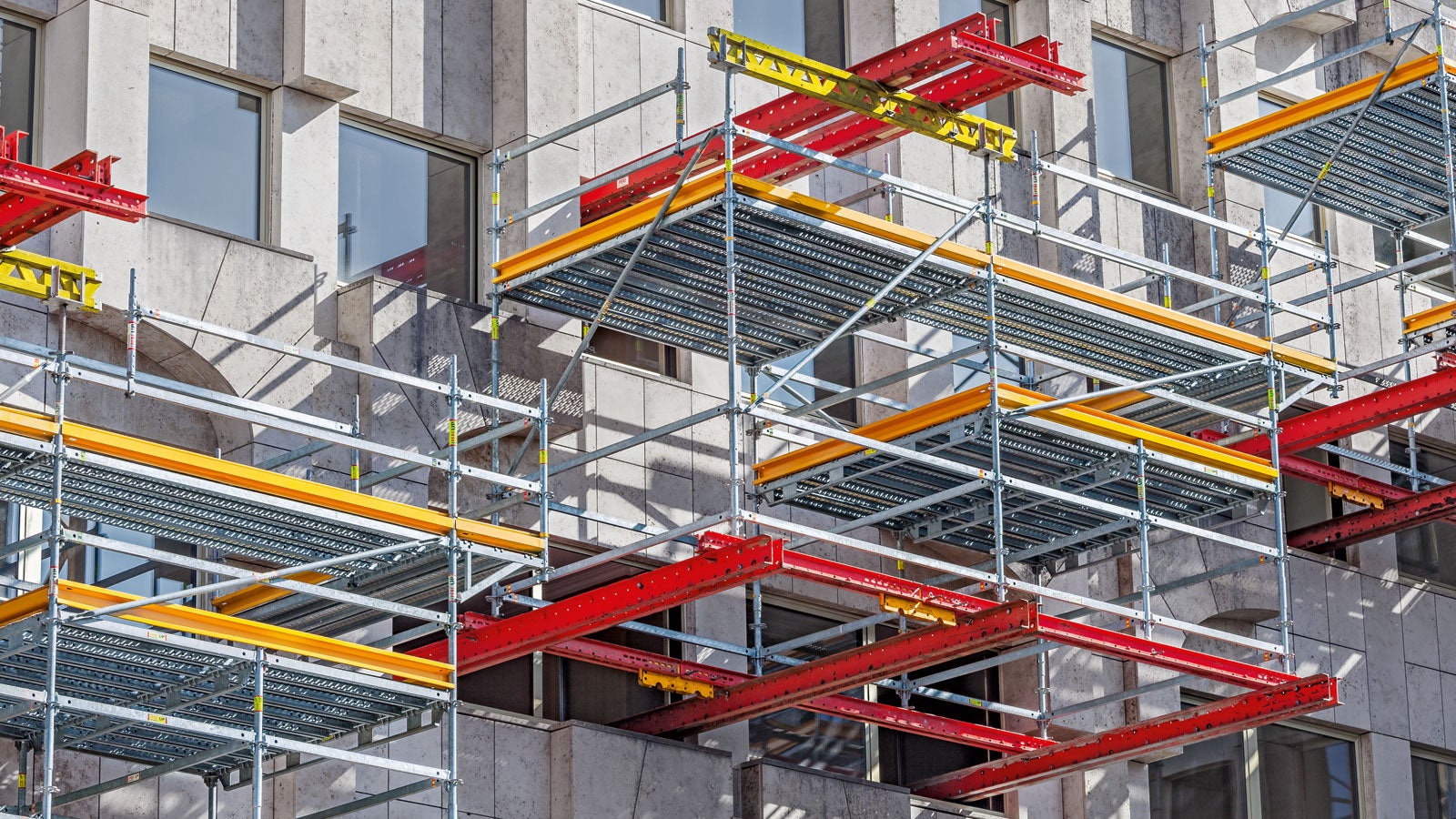 Accelerated refurbishment project: the customized project solution was based on two compatible PERI modular construction systems – VARIOKIT and PERI UP.