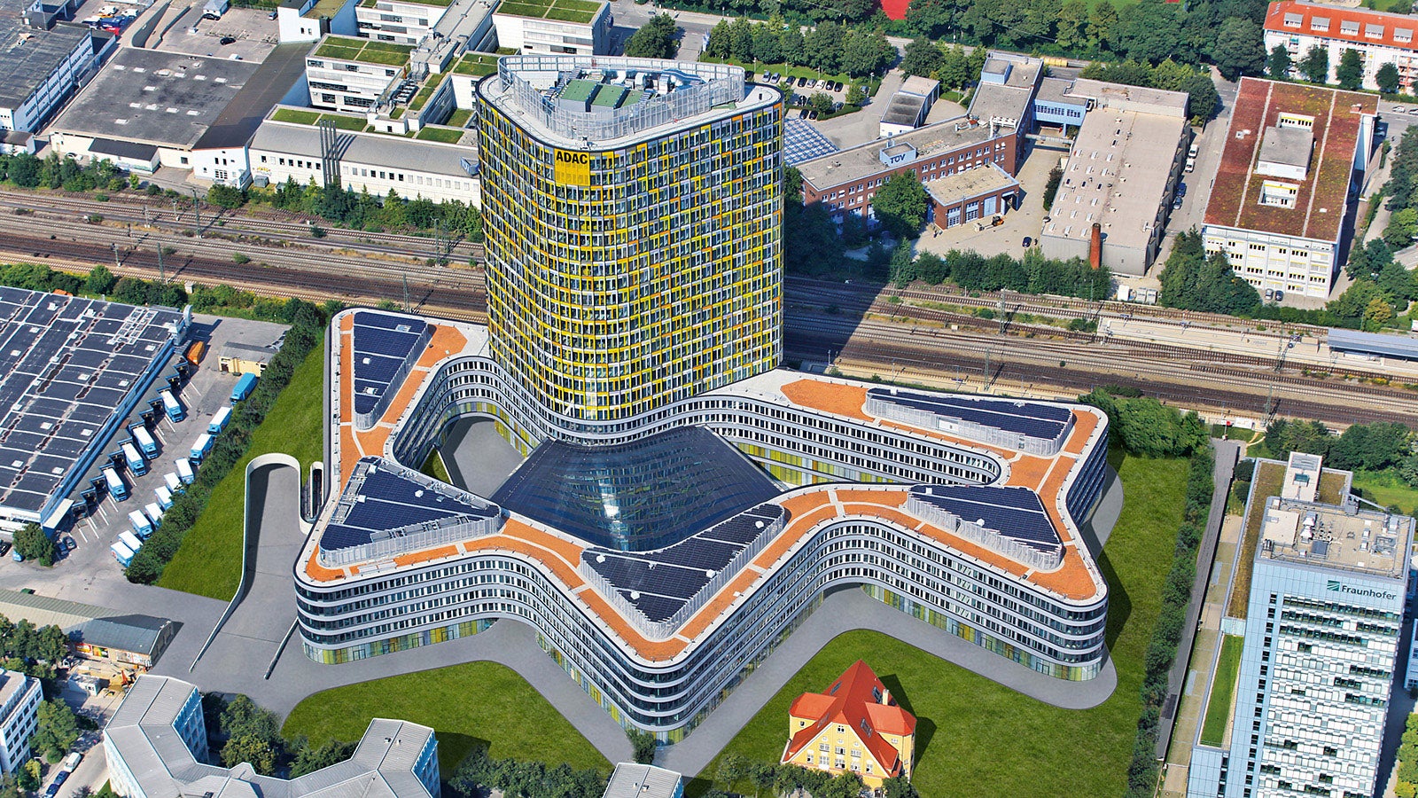 The new ADAC headquarters is comprised of a five-storey, undulating curved base structure with a large courtyard. The office tower continues upwards for another 18 floors.