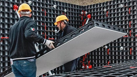 Po raz pierwszy zaprezentowaliśmy nasze nowe deskowanie na targach bauma 2016. DUO zapewnia uniwersalne zastosowanie do deskowania ścian, słupów oraz stropów za pomocą jednego systemu, bez użycia żurawia. 