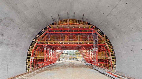 根据需要，可结合派利其他系统的组件对VARIOKIT方案进行补充，例如上图是HD200高强塔架、PROKIT EP110防坠落护栏与 VARIOKIT组合的施工方案。