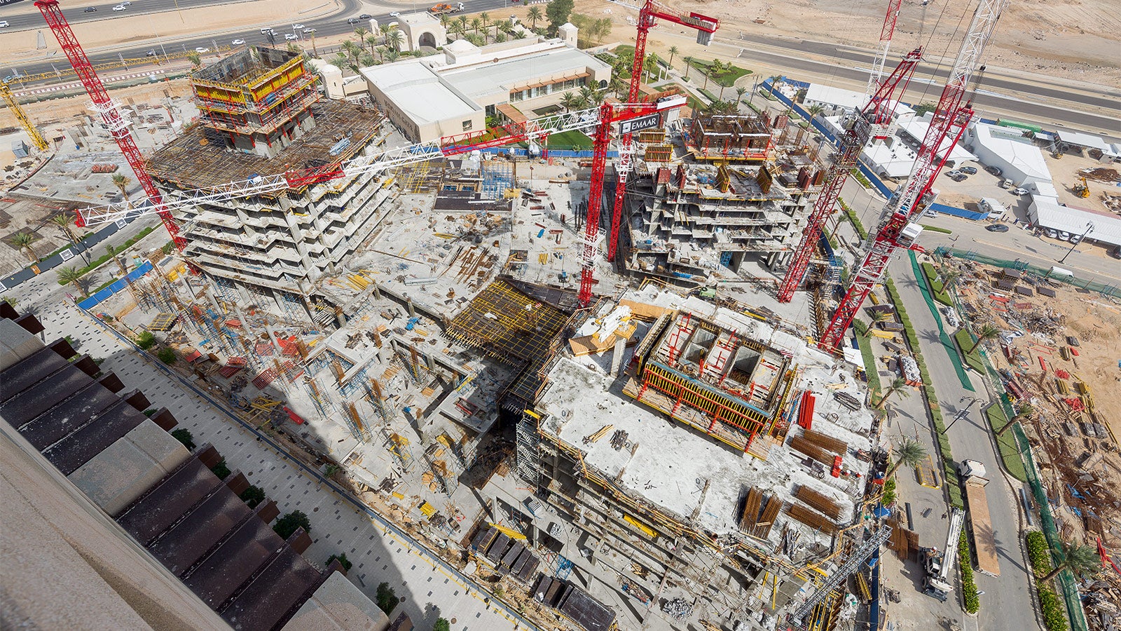 Como parte do projeto ambicioso de Jeddah Gate, um centro da cidade completamente novo está sendo realizado em uma área de cerca de 400.000 m².