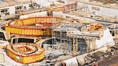 These inclined reinforced concrete towers with different cross-sections and varying radii were realized with customized VARIO GT 24 elements.