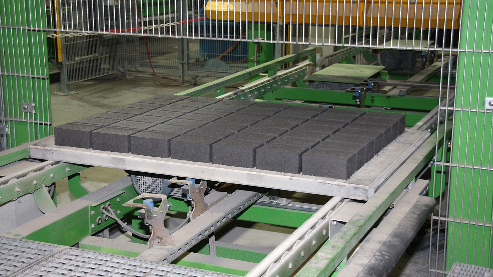 The Pave production pallets offer a high load-bearing capacity with low net weight due to the extremely stable multiplex construction.<br/>
