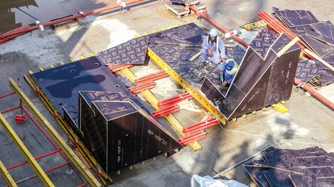 根据设计的要求与数量、用CNC机床切割板材，并按模板拼装图在施工现场完成最终组装。