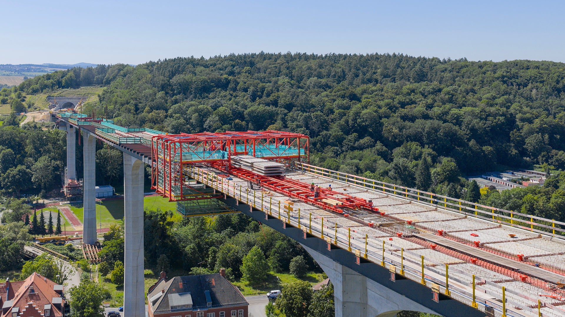 Jeden Tag werden mithilfe des PERI Verlegewagens 12 m Fahrbahn in Richtung des Kohlbergtunnels fertiggestellt.<br/>