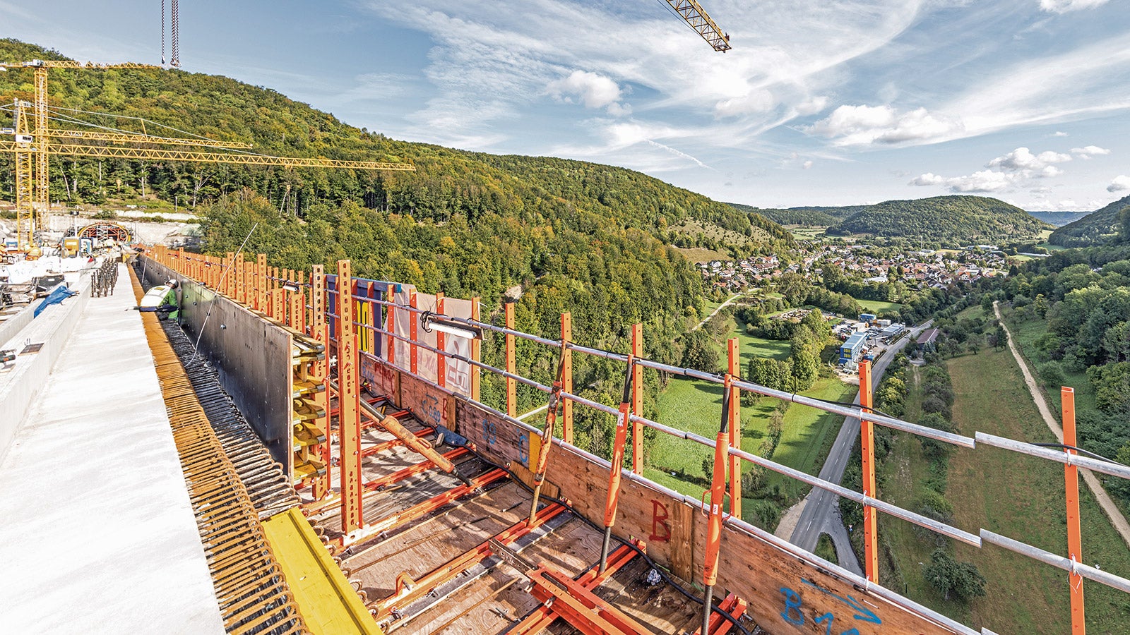 Platformele de lucru au fost ținute disponibile pe toată lungimea podului, astfel încât parapetul să poată fi construit în secțiuni pe suprastructura de est. Soluția VARIOKIT specifică proiectului de la inginerii PERI a luat în considerare aplicațiile suplimentare de asamblare și finisare ale platformei.