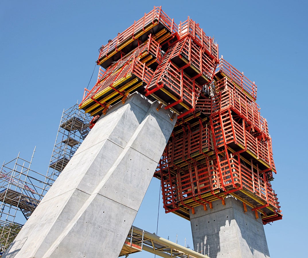 The flexibility of the VARIO system allowed the construction crew site to accurately adapt the wall formwork to the continuously changing geometry.