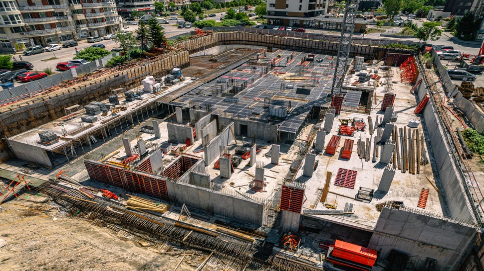 Обща визия на 19-етажната жилищна сграда и прилежащите подземни нива.