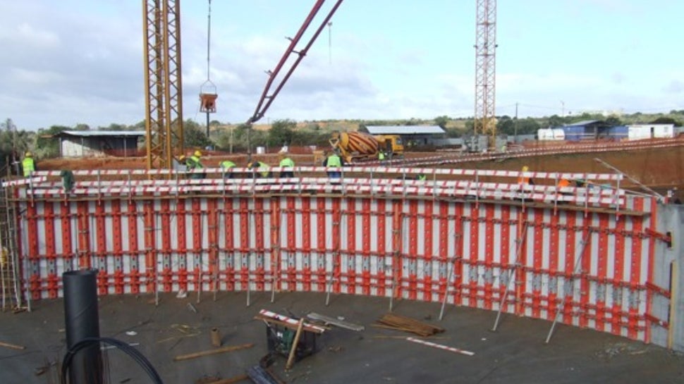 Vista da cofragem utilizada para execução de decantador; muro circular de R=15.5m executado em 4 fases.