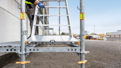 Snadno ovladatelné schodiště z hliníku. Montáž probíhá téměř bez dalších svorek nebo šroubů.