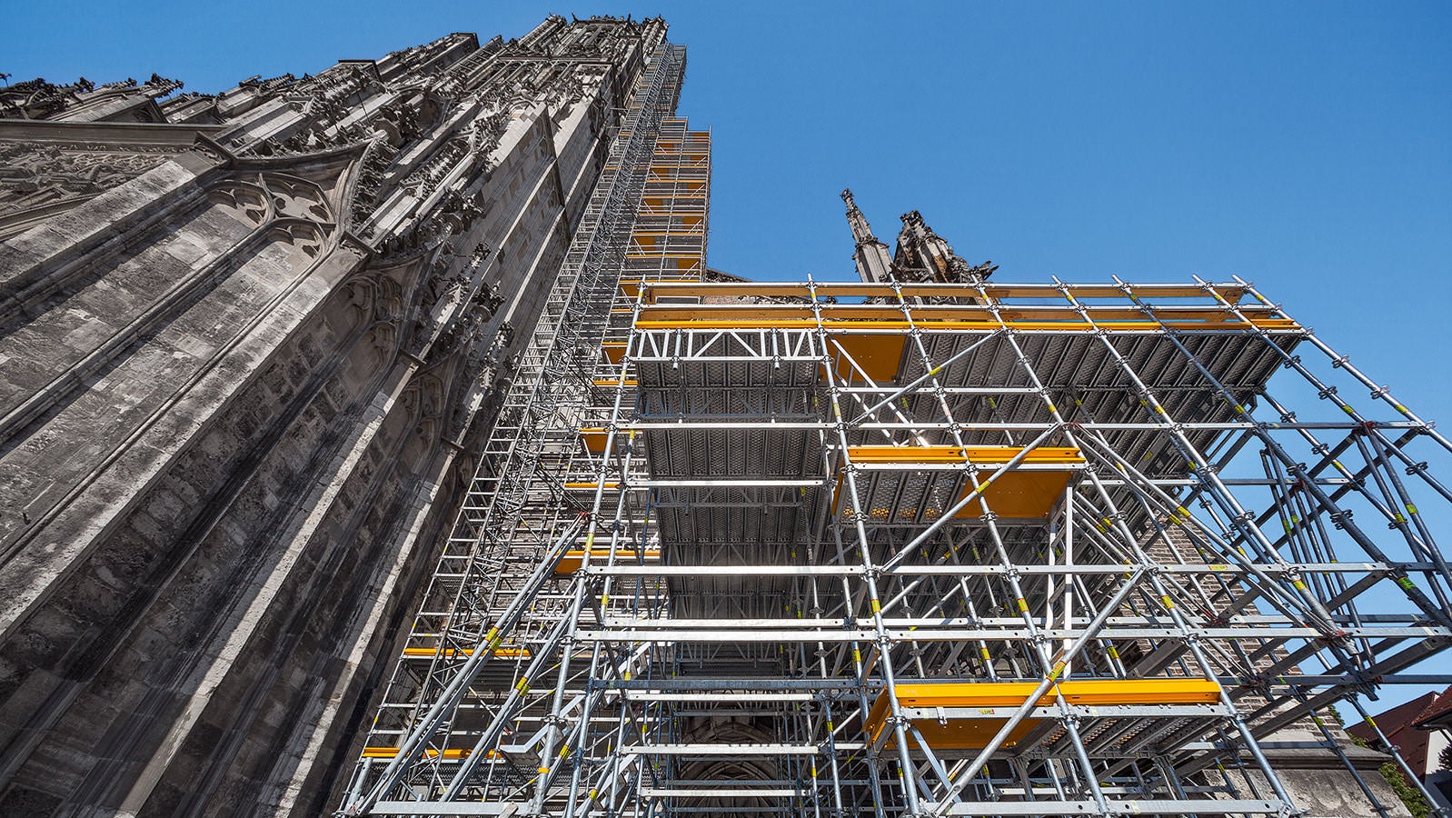 PERI UP prati sveobuhvatne radove sanacije do 71 m visine na katedrali Ulmer Münster. Međupodest na 7 m visine služi kao opcija za skladištenje novog kamenja.