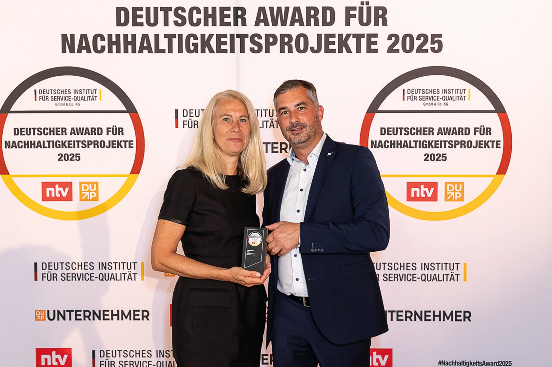 Andreas Mayer (Head of Corporate Sustainability, PERI SE) and Gunilla Pendt (Senior Advisor Corporate Communication, PERI SE) during the official ceremony of the German Sustainability Award 2025<br/>(Foto: Christian Schlenker / ntv / DISQ / DUP)