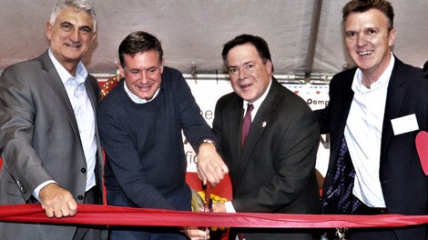 The ribbon cutting ceremony, from left to right: Rich DelGiacco (VP PERI USA), Alexander Schwoerer (Global Director PERI Group), Daniel J. Hayes, Jr. (Mayor Bridgewater, NJ), Carl Heathcote (Market Unit Director North America)