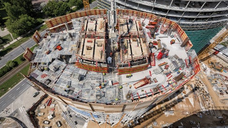 Optymalnie dopasowane rozwiązanie PERI w zakresie samoczynnie wspinających się deskowań pozwala betonować trzon budynku w cyklu tygodniowym. Osłony zabezpieczające RCS na obrysie konstrukcji żelbetowej zapewniają bezpieczeństwo podczas wykonywania robót na każdej wysokości i w każdych warunkach atmosferycznych.
