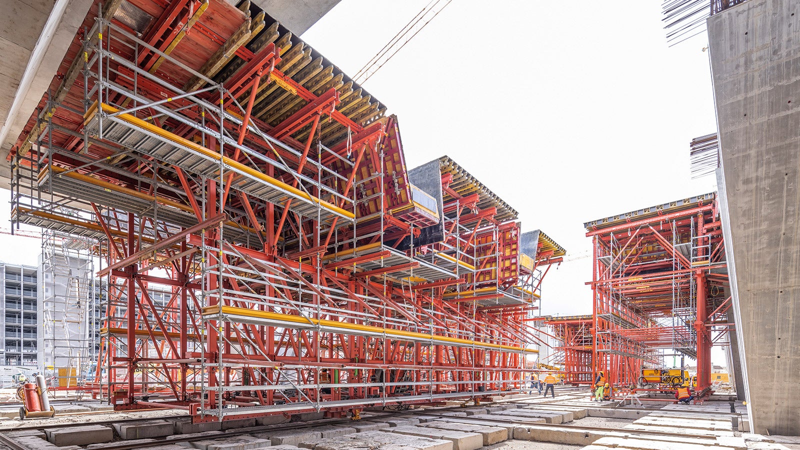 Zwischen den V-Stützen setzte sich die PERI Lösung aus sechs Einzelwagen zusammen, die für das Umsetzen und Ausschalen aufgetrennt werden konnten.